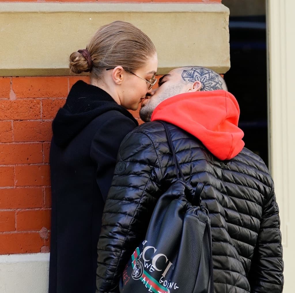 Gigi Hadid Zayn Malik Kissing Photos 1 Teenstarrs 