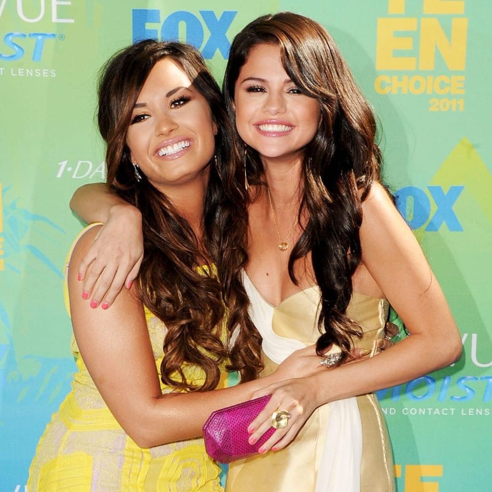 10 demi-lovato-selena-gomez-teen-choice-2011-a-billboard-1548