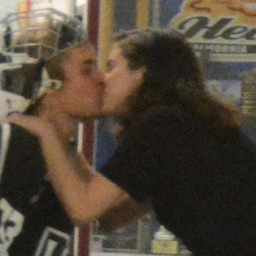 1116-justin-selena-hockey-kissing-main-3