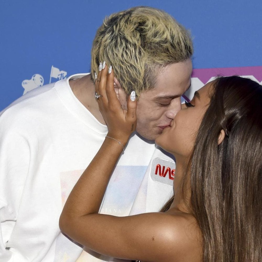 243154737-pete-davidson-left-and-ariana-grande-kiss-as-they-arrive-at-the-mtv-video-music-awards-at