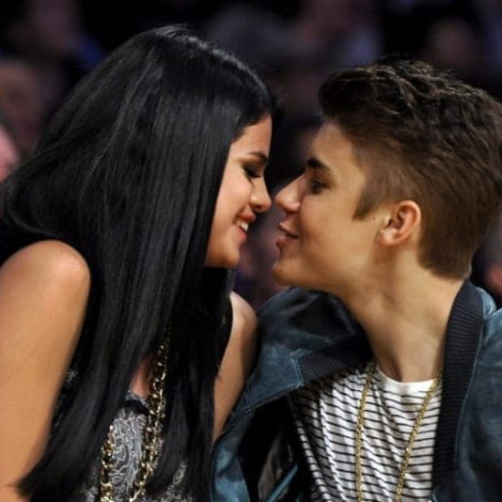 Justin-Bieber-Selena-Gomez-Kissing-at-Lakers-Game-justin-bieber-30523997-600-480