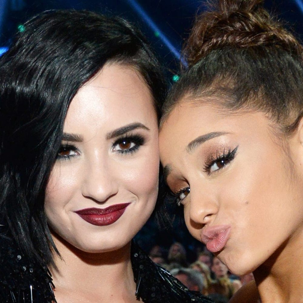 2015 American Music Awards - Backstage And Audience