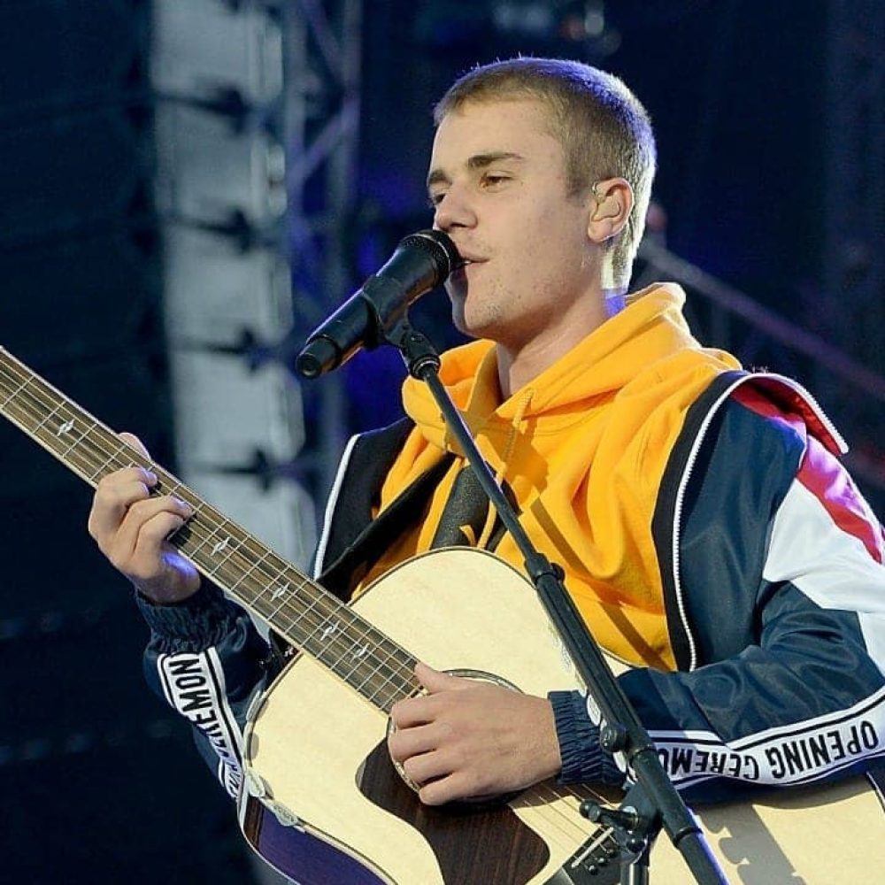 MANCHESTER, ENGLAND - JUNE 04:  Justin Bieber performs on stage during the One Love Manchester Benefit Concert at Old Trafford on June 4, 2017 in Manchester, England.  (Photo by Kevin Mazur/One Love Manchester/Getty Images for One Love Manchester)